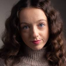 Cara Burns (@carabxrns)