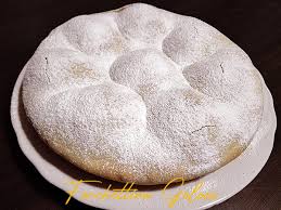 La crostata pesche e amaretti è un dolce alla crema con un ripieno a sorpresa e una forma di fiore facilissima da realizzare. Crostata Di Pesche E Amaretti