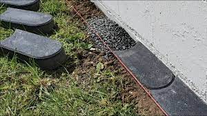 Um eine rasenkante zu setzen, kannst du entweder ein fundament aus beton gießen und die rasenkantensteine darauf verlegen, oder du setzt die steine direkt . Rasenkantensteine Mahsteine Setzen Rasen Mahkante Ohne Beton Youtube