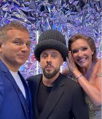 Скачивай и слушай monatik and lida lee, nino ритмоlove (2020) и monatik and лайма вайкуле увлиувт на улице пикадилли (2020) на hitparad.fm! Gorbunov Poradoval Set Novym Selfi Luchezarnaya Ulybka Osadchej I Bolshaya Shapka Monatika