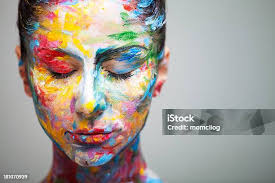 Imagen De Los Amigos Del Arco Iris Cabezas Y Rostros Cubiertos En El  Festival Holi Pintura De Poder En El Pelo Gafas De Sol Y Camisas Blancas  Kurta Dos Hombres Turista Inglés