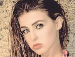 Fabiana, la modella sarda che ha combattuto un sarcoma a una gamba:  "Sfilerò anche con la cicatrice"