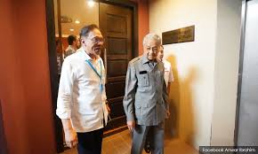 Mukhriz mempertahankan pentadbiran bapanya selepas pemimpin pkr menyalahkan mahathir sebagai punca kejatuhan pakatan harapan. Malaysiakini Dr Mahathir Hanya Kebetulan Di Tempat Dan Pada Masa Tepat