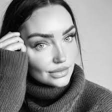 Jenny Mccray's Instagram, Twitter & Facebook