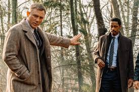 Daniel craigchris evansana de armasjamie lee curtismichael shannondon johnsontoni collettelakeith stanfieldchristopher plummerkatherine langford. Knives Out When Is Rian Johnson S Murder Mystery Out In Cinemas Radio Times