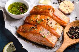 Una con una cucharada de aceite de oliva la bandeja para hornos donde cocinarás el salmón. Descubre 3 Deliciosas Formas De Preparar Salmon Al Horno