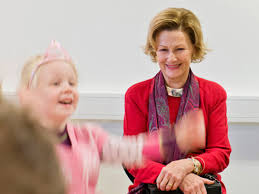 I går feiret dronning sonja (81) og kong harald (81) hele 50 år som rette ektefolk. Hennes Majestet Dronningen Det Norske Kongehus
