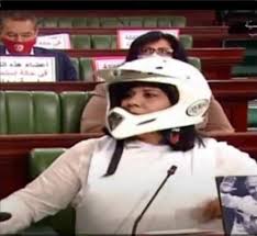 عبير موسي، الدستوري الحر، تعرضت رئيسة الحزب الدستوري الحر في تونس، عبير موسي، للضرب في قلب البرلمان، الأربعاء، بينما كانت تلقي كلمتها خلال جلسة عامة، مما أثار قلقا عارما إزاء تنامي العنف السياسي في البلاد. Ø¨Ø®ÙˆØ°Ø© ÙˆØ³ØªØ±Ø© ÙˆØ§Ù‚ÙŠØ© Ø¹Ø¨ÙŠØ± Ù…ÙˆØ³ÙŠ ØªØ«ÙŠØ± Ø¬Ø¯Ù„Ø§ Ø¯Ø§Ø®Ù„ Ø§Ù„Ø¨Ø±Ù„Ù…Ø§Ù† Ø§Ù„ØªÙˆÙ†Ø³ÙŠ ØµØ­ÙŠÙØ© Ø§Ù„Ø¹Ø±Ø¨