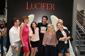 Том эллис, лоран джерман, кевин алехандро и др. Comic Con Roundtable Interviews The Cast Of I Lucifer I Contributor Maddie Just About Write