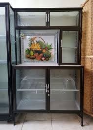 Punya keinginan untuk memberi aksen keramik batu alam di ruang makan? Rak Piring Almini Frame Coklat Keramik 2p Kaca Es 94 159 Perabotan Rumah Di Carousell