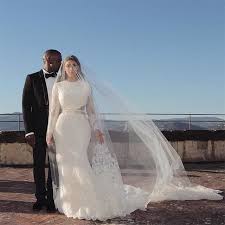 Kim Kardashian West Und Kanye Wests Hochzeitsalbum With Images Kanye West Wedding Kardashian Wedding Celebrity Wedding Dresses