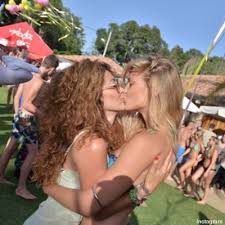 Download free porn video bacio lesbo in bagno, mp4 porn, hd video 3gp 2019, iphone. Bar Refaeli Bacia In Bocca La Sua Amica Orna Elovitch La Foto Su Instagram Foto L Huffpost