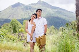 Ada banyak inspirasi foto yang bisa dicoba bagi anda yang menginginkan foto anda bisa menggunakan baju kasual ataupun gaun pengantin simpel dengan latar belakang polos. Casual Prewedding By Maryco Bali Photography Bridestory Com