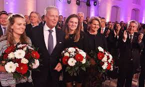 Das gewählte konzept ist ein voller erfolg, umriss wirtschaftsminister reinhold mitterlehner (övp), verantwortlicher. Ovp Chef 650 Gaste Feierten Mit Mitterlehner Den 60er Kleinezeitung At