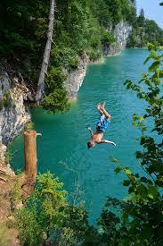 Ich kann nicht glauben, dass er wirklich gesprungen isthier sind ein paar klippensprünge, pooljumps und allgemein krasse sprünge ins wasser; Kletterausflug Wolfgangsee Alpenverein