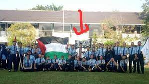 Dan berikut adalah struktur osis masa bakti 2017/2018 ketua umum. Ancaman Bupati Usai Foto Bendera Hti Di Smkn 2 Sragen Viral Regional Liputan6 Com