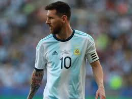 En el lado derecho, aparecerá una marca de agua con relieve con el escudo de la selección, en la que también figurará la fecha de fundación de la federación: Lionel Messi Argentina Jersey