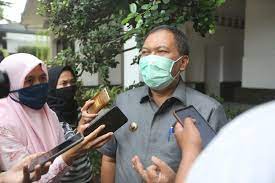 Selain beribadah, momen natal banyak dijadikan sebagai kesempatan untuk saling berkunjung dan berkumpul bersama keluarga. Kapasitas Gereja Untuk Ibadah Malam Natal Di Bandung Dibatasi