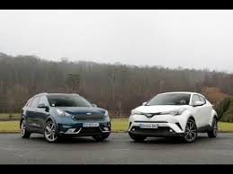 De kenmerkende crossover is bijzonder populair in ons land en. 2017 Kia Niro Vs 2017 Toyota C Hr Youtube