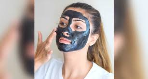 Menurut penelitian, kandungan asam lemak pada minyak kelapa efektif untuk melembabkan kulit dan melindunginya dari dehidrasi. Cara Mencerahkan Kulit Wajah Dengan Masker Pepaya Dan Pisang