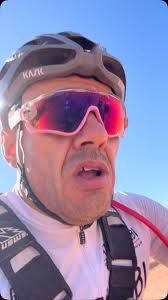 Stage 1 da Titan Desert KSA 2024 . Passando pelo idolo @petosagan no km 50.  #specialized #titandesert2024 @titandesertksa