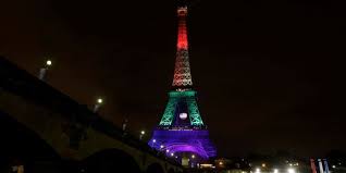 La patrouille de france passe devant la tour eiffel mais le drapeau n'a pas été hissé. Tuerie D Orlando La Tour Eiffel Aux Couleurs De L Arc En Ciel Gay Pour Rendre Hommage Aux Victimes