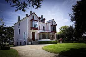 A Granville Les Visites Commentees De L Expo Dior Reprennent Cote Manche