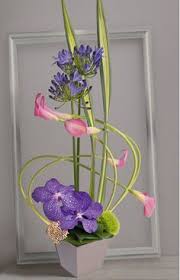 Epingle Par Priscila Castellanos R Sur Ikebana Arrangements D Orchidees Centre De Table Fleurs Grands Arrangements Floraux