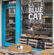 Katie S Blue Cat Cafe Kreuzkolln Berlin Creme Guides Blaue Katzen Katzen Kaffee Berlin Essen