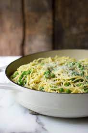 Simple Spaghetti And Peas With Garlic Parmesan Via Www Thegourmetrd Com Just A Few Ingredients Gets Y Pasta With Peas Healthy Pasta Dishes Low Calorie Pasta