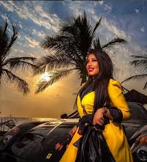 هذا وأعلنت روزانا اليامي خبر انفصالها عن زوجها خالد قبل أسبوع من الآن، وذلك في معرض ردها على سؤال وجه لها من قبل إحدى المتابعات حول هذا الموضوع. Ø±ÙˆØ²Ø§Ù†Ø§ Ø§Ù„ÙŠØ§Ù…ÙŠ Ø¥Ø¹Ù„Ø§Ù…ÙŠØ© Ø³Ø¹ÙˆØ¯ÙŠØ© Ø­ØµÙ„Øª Ø¹Ù„Ù‰ Ø¹ÙÙˆ Ù…Ù„ÙƒÙŠ Ø¨Ø¹Ø¯ Ø­ÙƒÙ… Ø¨Ù€60 Ø¬Ù„Ø¯Ø©