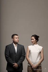 Background foto studio abstrak model prewedding wedding keluarga. 5 Inspirasi Style Foto Prewedding Di Studio Minim Budget Dan Gak Perlu Repot