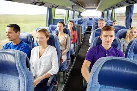 Pasajeros de aerolínea hacen colas por devolución de pasajes. Grupo De Pasajeros O De Turistas En Autobus Del Viaje Fotos Libres De Derechos Y Gratuitas De Dreamstime