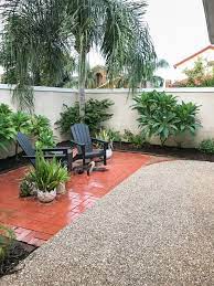 The design team at lauren evans interiors turned a wood fence into a chic feature using ivy. Courtyard Cleanup Stucco Wall Border Table And Hearth