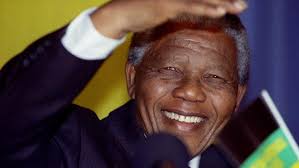 He was released in 1990. Grossvater Suchender Prasident Der Unbekannte Nelson Mandela N Tv De
