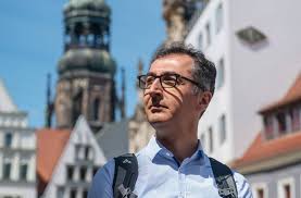 The greens do not oppose a further increase in armaments for the bundeswehr either. Grunen Parteitag Cem Ozdemir Warnt Wir Konnen Es Auch Verbocken