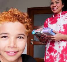 Lexy Chaplin przefarbowała brata. Efekt? Włosy trzeba było zgolić na zero