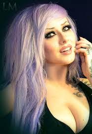 Laurie Munro's Instagram, Twitter & Facebook