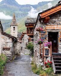 En effet, en plus de son charme, ce village touristique possède un patrimoine largement remarquable : Bonneval Sur Arc Rhone Alpes France Photo Credit Journeyandcamera Bonneval Sur Arc Paysage France Voyage En France