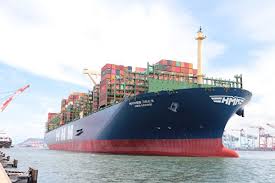 高雄港的 70 號碼頭今上午 11 時 30 分左右遭 1 艘 oocl 航運公司所屬大型貨櫃輪撞上起重機，造成碼頭邊 2 台塔式起重機倒塌。 å…¨çƒæœ€å¤§è´§æŸœè½®7 9é¦–èˆªé«˜é›„æ¸¯ å¤§çºªå…ƒ