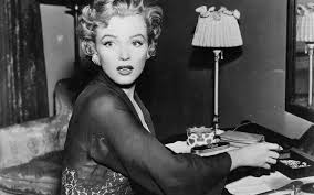 Marilyn monroe), урождённая но́рма джин мо́ртенсон (англ. Stalo Izvestno Kak Uhazhivala Za Kozhej Merilin Monro Zhurnal Esquire Ru