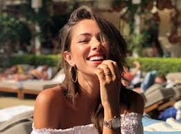 كانت دانييلا رحمة وفي كل إطلالاتها تتحدّث الإنكليزية مع العربية المكسّرة وكانت لهجتها اللبنانية أقل من الصفر بقليل. Ø¯Ø§Ù†ÙŠÙŠÙ„Ø§ Ø±Ø­Ù…Ø© ØªØ­ØªÙÙ„ Ø¨Ø¹ÙŠØ¯ Ù…ÙŠÙ„Ø§Ø¯Ù‡Ø§ ÙˆØ³Ø· Ø§Ù„Ø§ØµØ¯Ù‚Ø§Ø¡ ÙˆØ§Ù„Ø§Ù‡Ù„ ÙˆÙƒÙ… Ø£ØµØ¨Ø­ Ø¹Ù…Ø±Ù‡Ø§ Ø¨Ø§Ù„ØµÙˆØ±