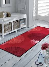 Un tapis brosse installé dès le seuil de votre entrée grattera les chaussures des usagers pour ôter les saletés, poussières et humidité. 27 Idees De Tapis Pour Couloir Ou Entree Tapis Fin Tapis Long Tapis Escalier