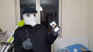 Sometimes, breaching through this area can be more difficult compared to bombsite a as the terrorists have to traverse around the middle or the backway. Noob Cosplay Inferno Terrorist Csgo