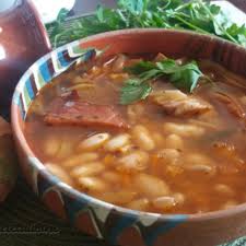 Fasole, ceapa, usturoi, pasta tomate, ardei gras, foi dafin, tarhon, sare, condimente. Reteta Ciorba De Fasole Boabe Cu Afumatura