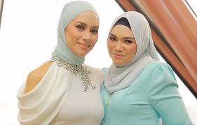 Natasha hudson is an actress, known for chermin (2007), langgar (2013) and lemak kampung santan (2013). Macam Hina Sangat Natasha Baju Tu Bukan Beli Dengan Air Liur