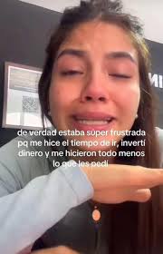 Chica llora por las uñas que le hicieron. Fue a un lugar nuevo a hacerse un  diseño de uñas. Resulta que la atendió una manicurista principiante y se  tardó 4 horas en