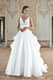 I nostri abiti da sposa sono realizzati completamente a milano, con tessuti italiani di grande qualità secondo la migliore tradizione sartoriale che portiamo avanti da oltre 40 anni. Atelier Maison Magic Abiti Da Sposa Napoli