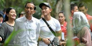 Ia pernah ditunjuk oleh mahfud md sebagai ketua tim anti mafia mahkamah konstitusi setelah ia mensinyalir adanya mafia hukum di mahkamah konstitusi. Refly Harun Nilai Demokrat Bisa Jadi Rumah Baru Bagi Dinasti Jokowi Merdeka Com