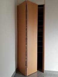 Platzsparende Schuhaufbewahrung Dieser Begehbare Schuhschrank Kann Durch Eine Falttur Geschlossen Werden Die Einteilun Schuhaufbewahrung Schuhschrank Schrank